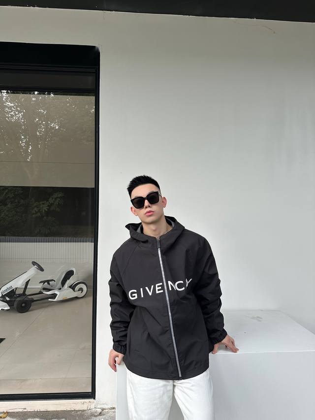 Givenchy Logo拉链夹克外套 面料：采用三合一75D梭织面料 触感如同末来科技 让肌肤愜享呼吸感 虚实有致 轻盈透气 舒适贴肤 饰以同系配色粘合giv