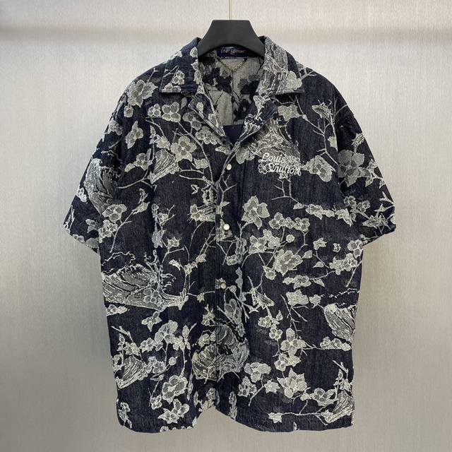 Lu 海浪提花牛仔衬衫 Size : S-Xl 本款牛仔短袖衬衫铺陈l Waves 提花织纹，点明当季热带冲浪主题。Iflower 刺绣为路易威登标识注入异域风