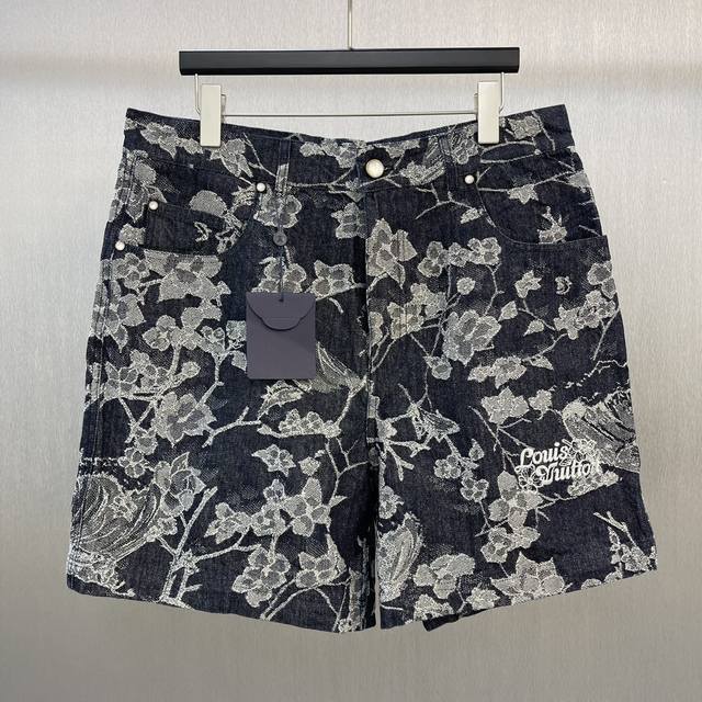 Lu 海浪提花牛仔短裤 Size : 29-32 本款牛仔短裤以 L Woves 提花临摹热带冲浪胜地，手左侧刺绣 Flower标识，再以珠光纽扣和饰钉注入雅致