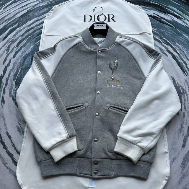 迪奥dior 棒球服铃兰花朵刺绣外套 点缀以手写风格 Christian Dior 标志和 Lily Of The Valley 字样提升格调，致敬植物之美。采