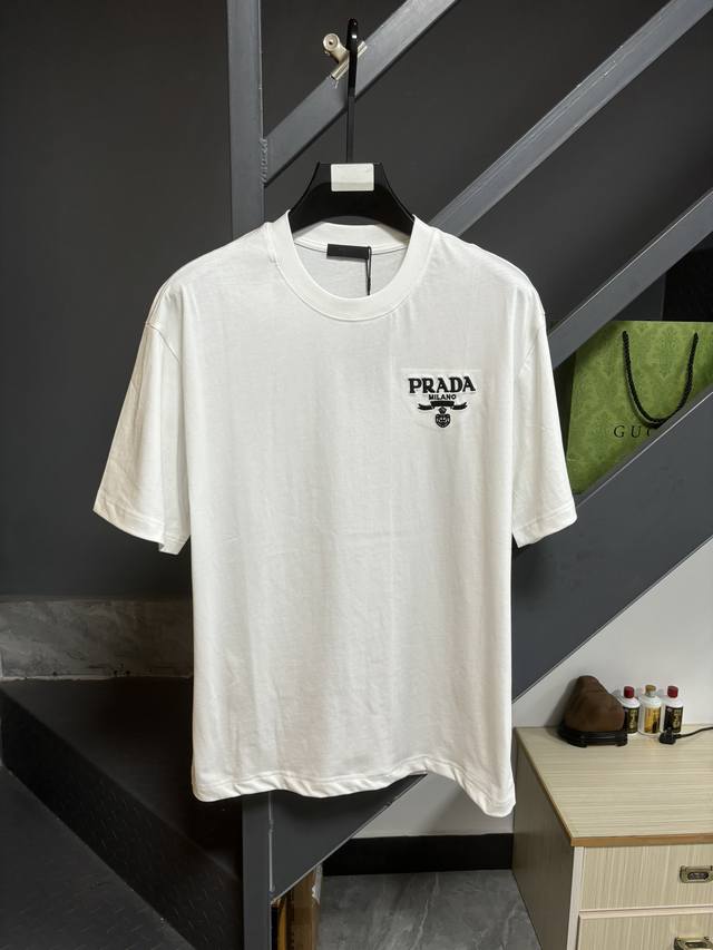 P 款号：L526 新款上新！ 高品质 Prada 普拉达 2024Ss最新款 皮标logo发泡圆领短袖t恤上身效果 面料#300G厚克重双纱棉 定制定染 螺纹