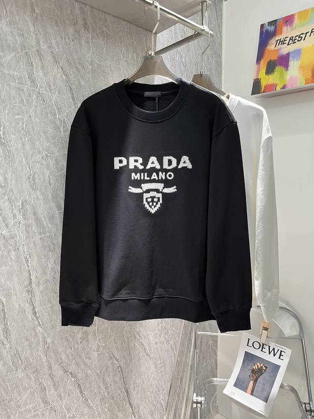 Prada 普拉达 2024秋冬经典刺绣字母卫衣！订制380克高克重精梳棉，胸前百灵达刺绣工艺，触感肌理效果，Oversize版型微阔版型，内穿外搭都搭配！ -