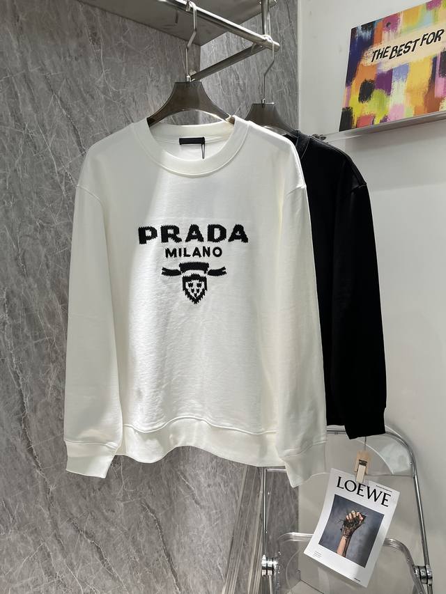 Prada 普拉达 2024秋冬经典刺绣字母卫衣！订制380克高克重精梳棉，胸前百灵达刺绣工艺，触感肌理效果，Oversize版型微阔版型，内穿外搭都搭配！ -