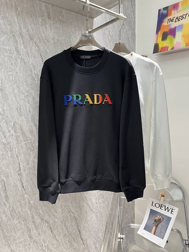 Prada 普拉达 2024秋季经典款卫衣！经典字母牙刷秀棉质短袖t恤，采用24支特纺紧密棉面料，克重380G，大型徽标采用进口定染材质绣线，具有光泽感的丝光绣