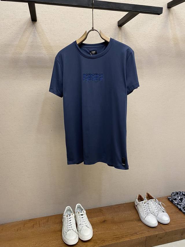 Fendi、24Ss马赛克刺绣双色tee！ %丝光棉，触感是真的凉丝丝那种，货真价实！！165G上身透气清爽，拿到手你们自己感受！！！ 整个夏天咱们出的tee哪