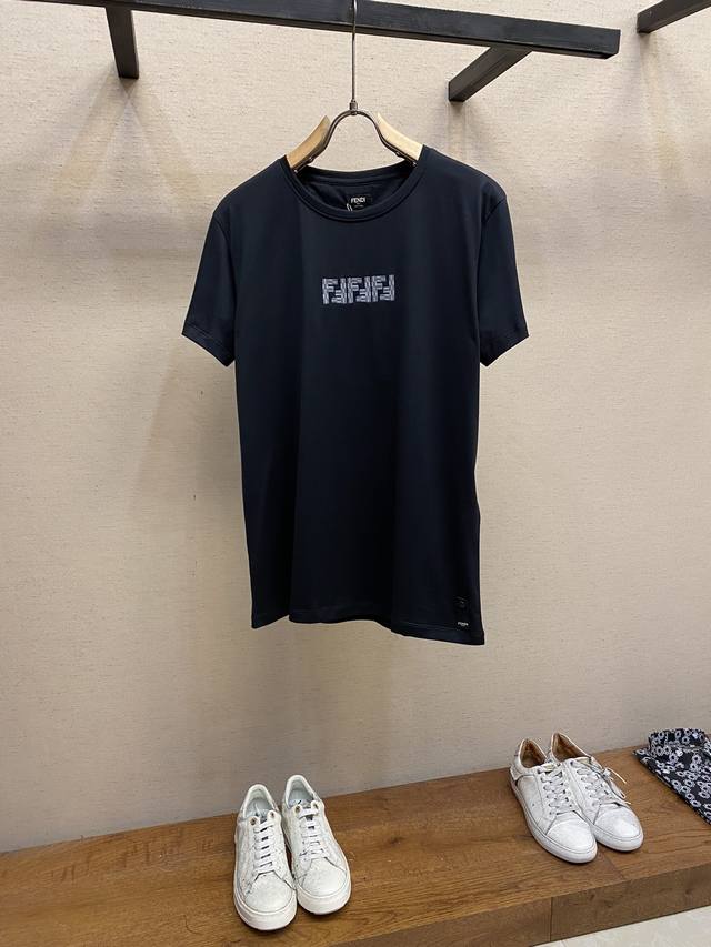 Fendi、24Ss马赛克刺绣双色tee！ %丝光棉，触感是真的凉丝丝那种，货真价实！！165G上身透气清爽，拿到手你们自己感受！！！ 整个夏天咱们出的tee哪