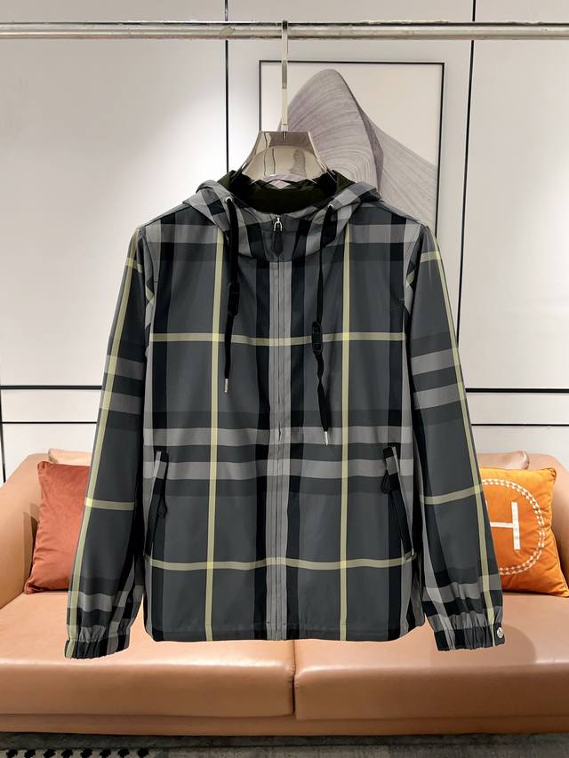 Burberry 巴宝莉 2024秋冬新款双面穿夹克，官网同步，原版订制聚酯纤维面料，面净版设计，背面设计经典格子双面穿，戴帽设计更防风保暖，衣襟拉链设计保暖性