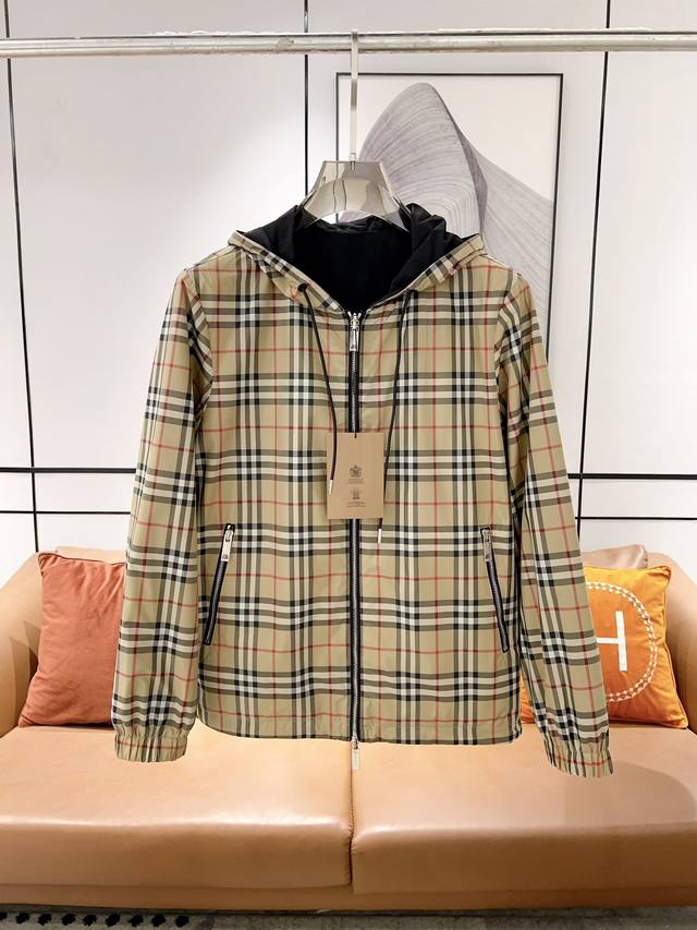 Burberry 巴宝莉 2024秋冬新款双面穿夹克，官网同步，原版订制聚酯纤维面料，面净版设计，背面设计经典格子双面穿，戴帽设计更防风保暖，衣襟拉链设计保暖性