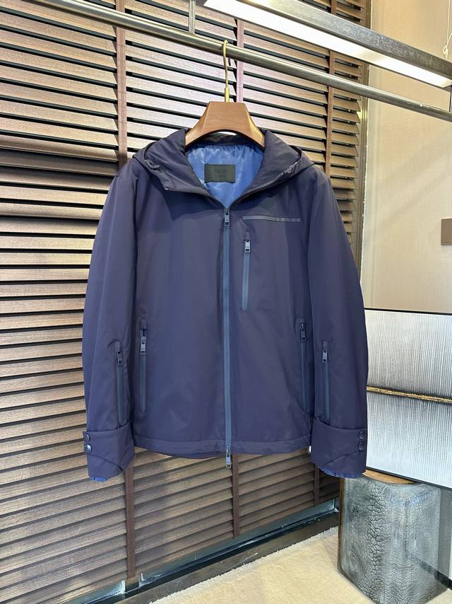 Pra&普拉哒fw2024新款连帽夹克外套。采用防风防雨的面料，透气性好，抗皱立挺有型，上身舒适；连帽设计，适合多种穿搭风格；胸前饰以品牌logo字母，辨识度极