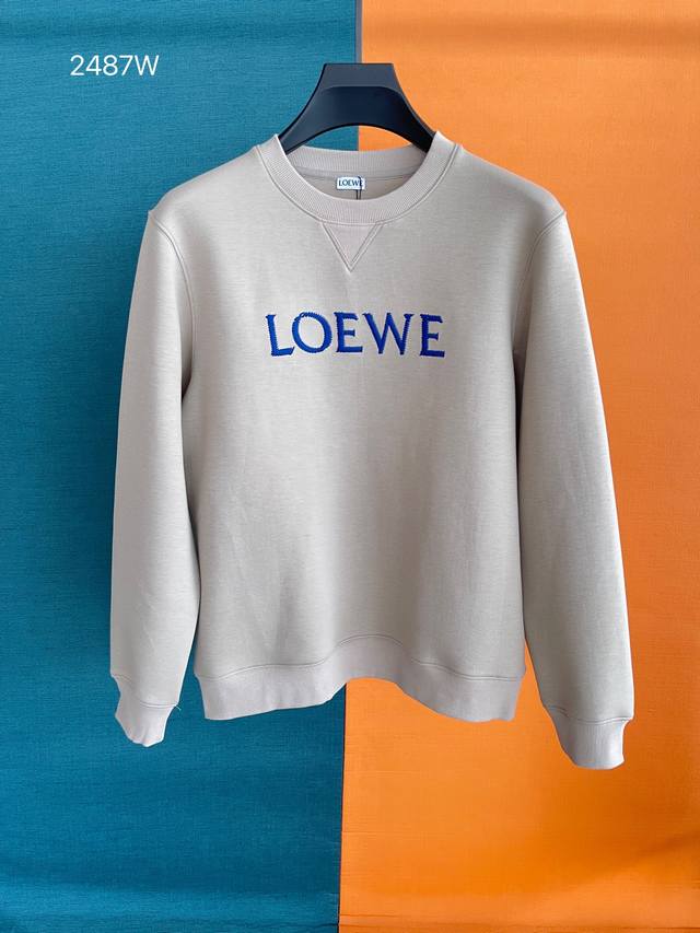 24Ss秋冬新款 Loewe 重磅推荐！ 时尚经典单穿打底都是不可多得的一件单品。设计师别出心裁地将潮流形象经过艺术加工后融入到卫衣之上，散发出简洁大气的时尚气