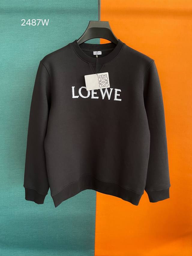 24Ss秋冬新款 Loewe 重磅推荐！ 时尚经典单穿打底都是不可多得的一件单品。设计师别出心裁地将潮流形象经过艺术加工后融入到卫衣之上，散发出简洁大气的时尚气