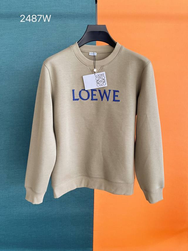 24Ss秋冬新款 Loewe 重磅推荐！ 时尚经典单穿打底都是不可多得的一件单品。设计师别出心裁地将潮流形象经过艺术加工后融入到卫衣之上，散发出简洁大气的时尚气