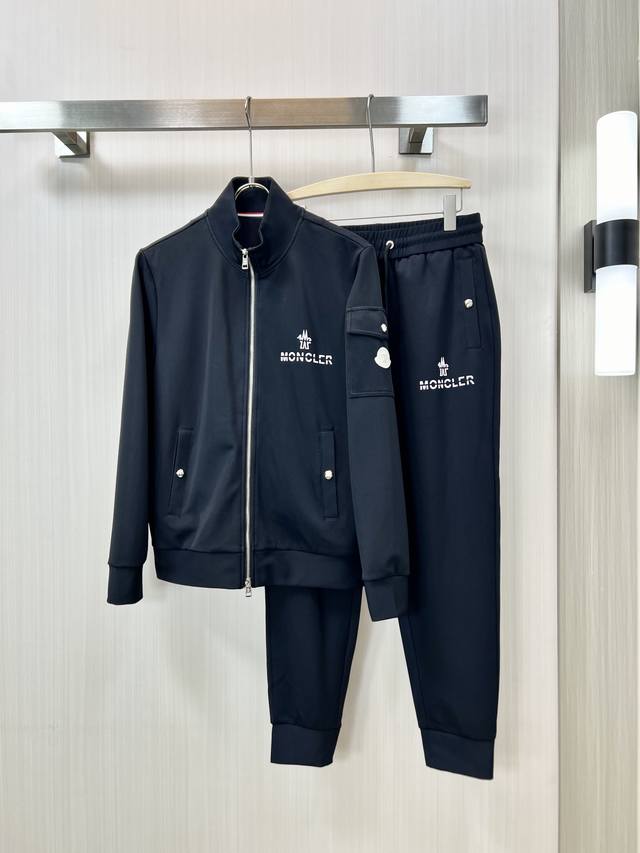 Moncler 蒙口 24早秋品套装。面料质感柔软细腻。经典立体拉链夹克外套搭配阔腿直筒裤！一套上身高级帅气！原版定制配色拼接工艺低调奢华。两侧织带拼色元素呈现