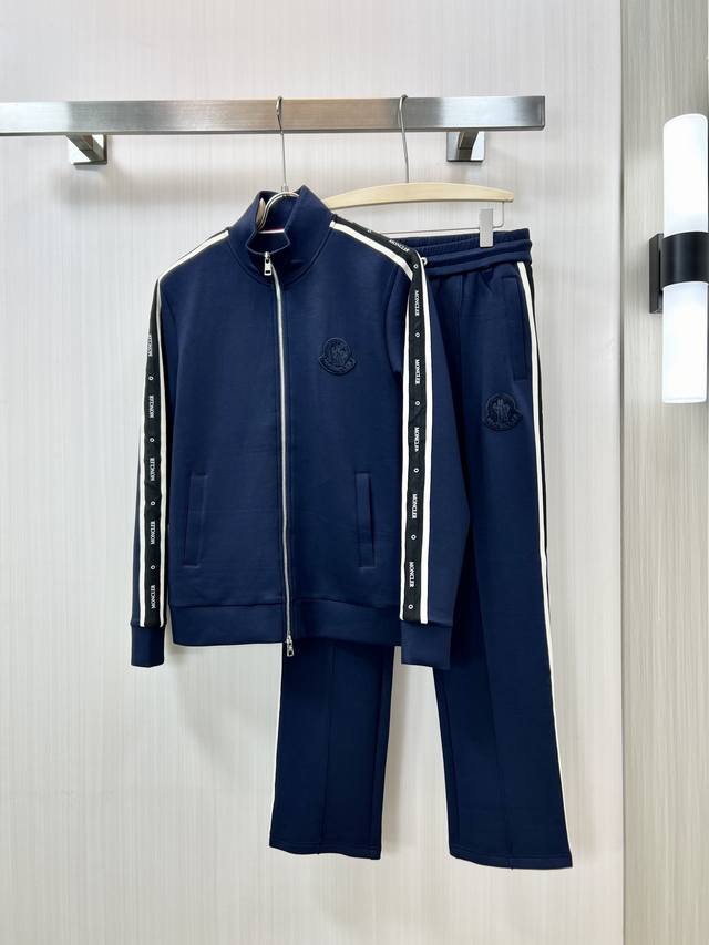 Moncler 蒙口 24早秋品套装。面料质感柔软细腻。经典立体拉链夹克外套搭配阔腿直筒裤！一套上身高级帅气！原版定制配色拼接工艺低调奢华。两侧织带拼色元素呈现