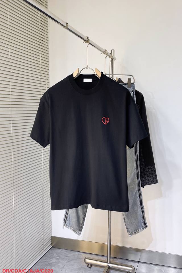 G020 Drdior Homme 迪奥 桀傲 2024Ss春夏新品 七夕限定款情侣t恤，衣橱必备的单品之一，出镜率极高，简单而个性鲜明，任何场合都可以胜任，非