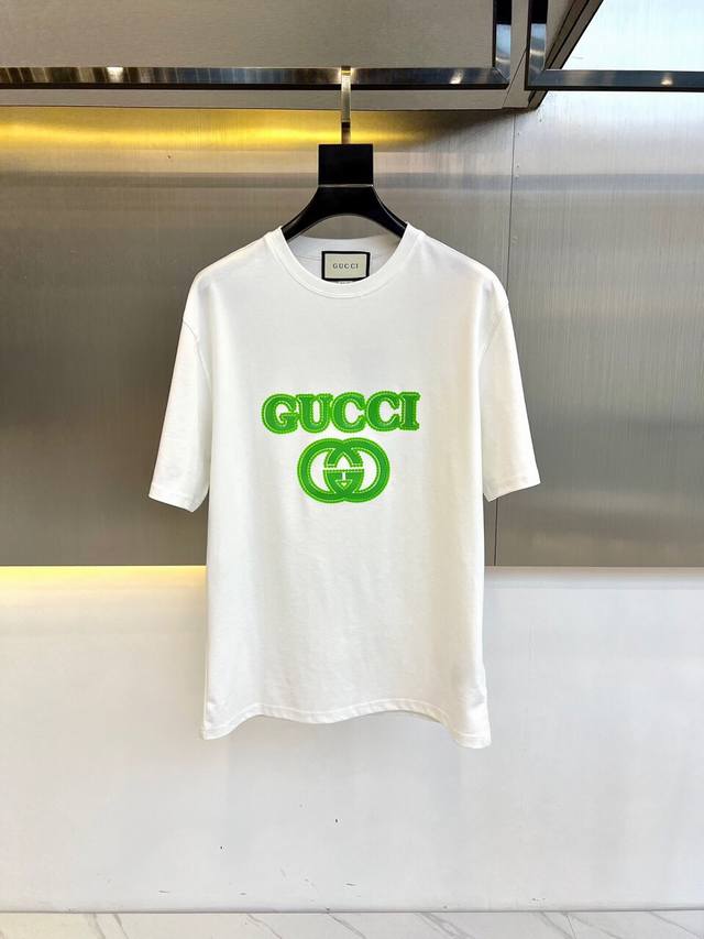 Gucc古驰、24S春夏新品双丝光欧棉面料圆领短t，重工贴布绣“双g”荧光色图案，冰感欧棉面料挺括感与垂坠感都相当出色，同时又不失贴肤透气吸湿性，是日常通勤穿搭