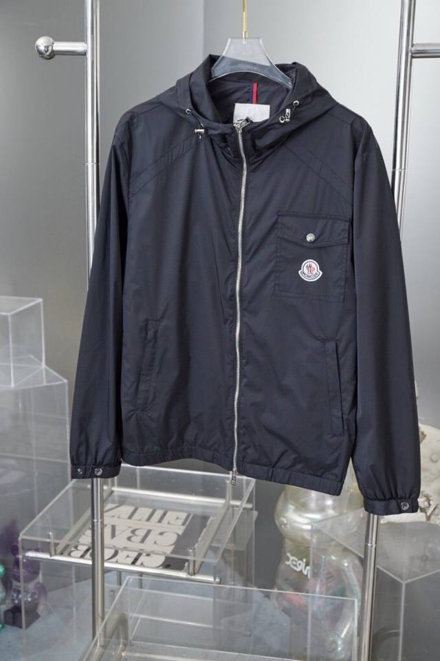 Moncler 蒙口新款 双面穿尼龙混纺连帽夹克外套，采用细格尼龙混纺面料 融合别致的双面设计 功能型里布 双拉链织带 原版进口刻字五金辅料配件 精细做工 线条