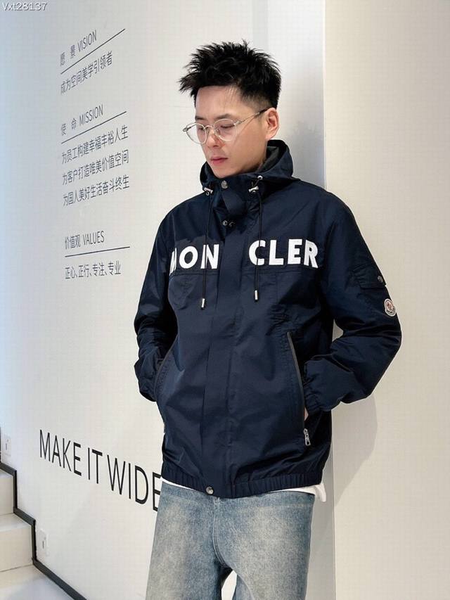 Moncler 蒙口新款 双面尼龙混纺连帽夹克外套， 采用细格尼龙混纺面料 融合别致的双面设计 功能型里布 双拉链织带 原版进口刻字五金辅料配件 精细做工 线条