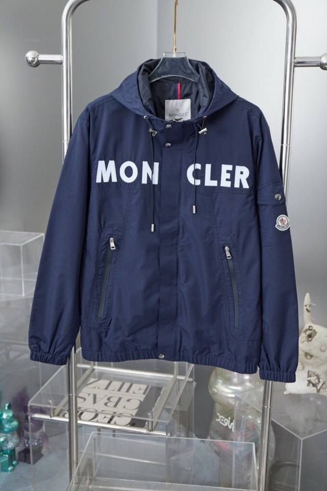 Moncler 蒙口新款 双面尼龙混纺连帽夹克外套， 采用细格尼龙混纺面料 融合别致的双面设计 功能型里布 双拉链织带 原版进口刻字五金辅料配件 精细做工 线条