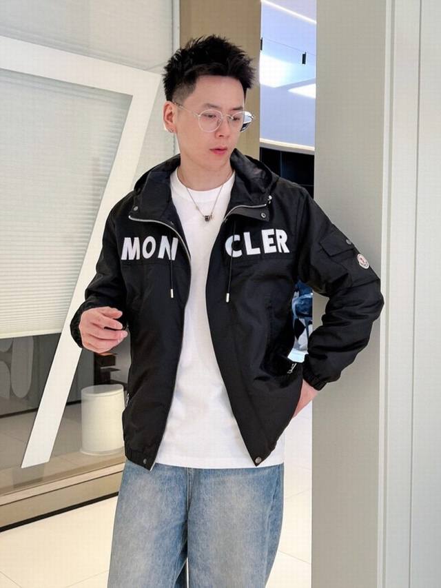 Moncler 蒙口新款 双面尼龙混纺连帽夹克外套， 采用细格尼龙混纺面料 融合别致的双面设计 功能型里布 双拉链织带 原版进口刻字五金辅料配件 精细做工 线条