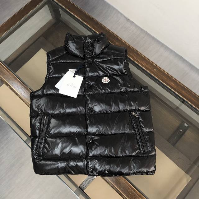 蒙口moncler 经典羽绒马甲立领的设计灵感来自于moncler 80年代的标志性外套。它得以重新演绎，渗入了现代和动感的元素。这款背心，体现了那些总想成为冠