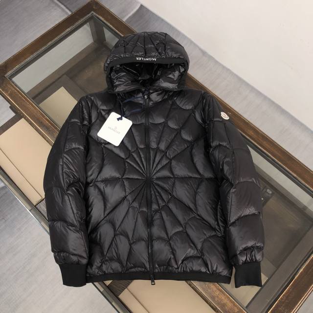 Moncler 蒙口秋冬男装上新，Violier漫威蜘蛛网绗缝连帽羽绒服，最最受重视的款式。又是一款万年常青款，大爆款。90绒填充确保了羽绒服的蓬松感和保暖程度