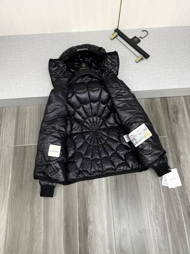 新款上架 Moncler 蒙口秋冬连帽羽绒服上新，Violier漫威蜘蛛网绗缝连帽羽绒服 蒙口22Ss早秋冬新款连帽羽绒服， 男女同款同码 专柜经典版羽绒服 男