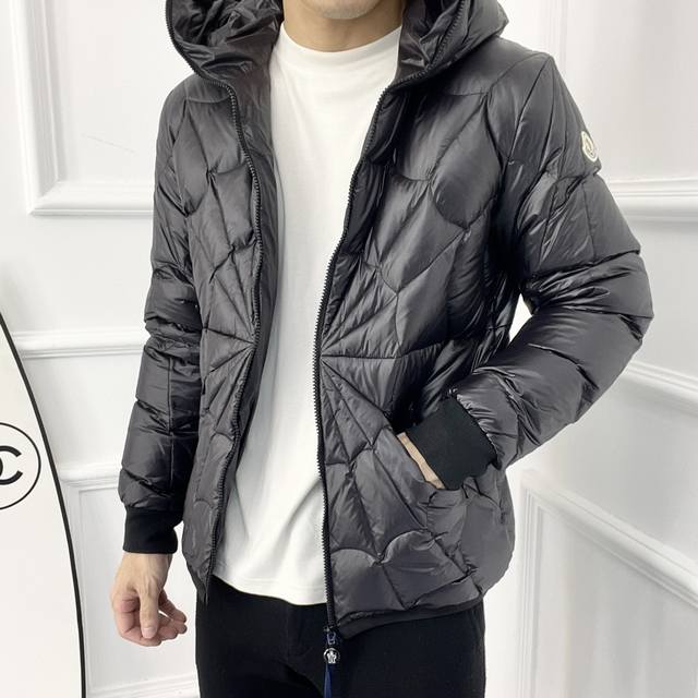 羽绒服moncler 蒙口 22Ss欧洲同步款式 连帽羽绒服外套 原版1比1打造 专柜最新款 蜘蛛网设计 全部定制100%国际90号白鹅绒满充 保暖又时尚 完美