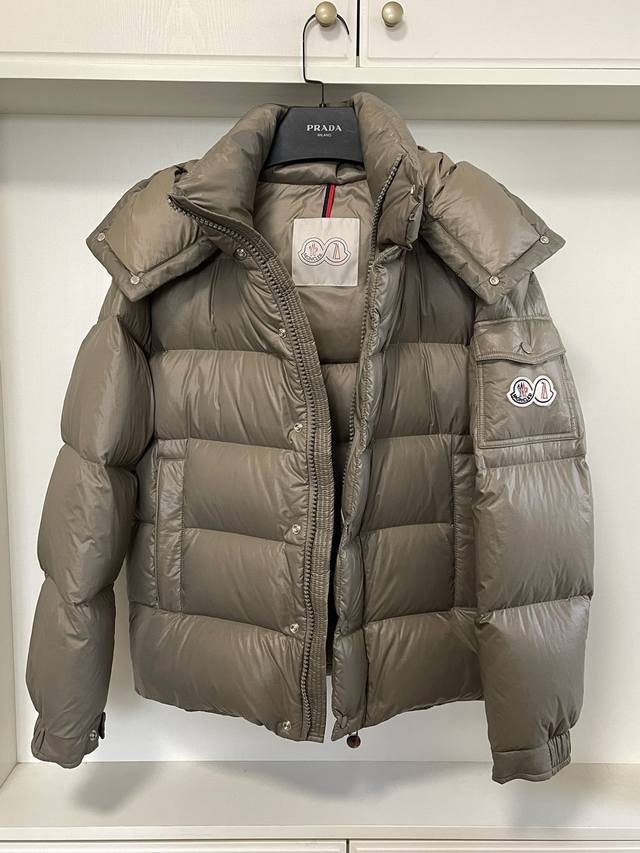 羽绒上新moncler Maya 70周年有做，去年有多牛今年就有多牛， 目前黑白灰已全现 ，后边还有新色陆续出，黑白灰这也是蕞多客人买的三个色 所以先备货 等