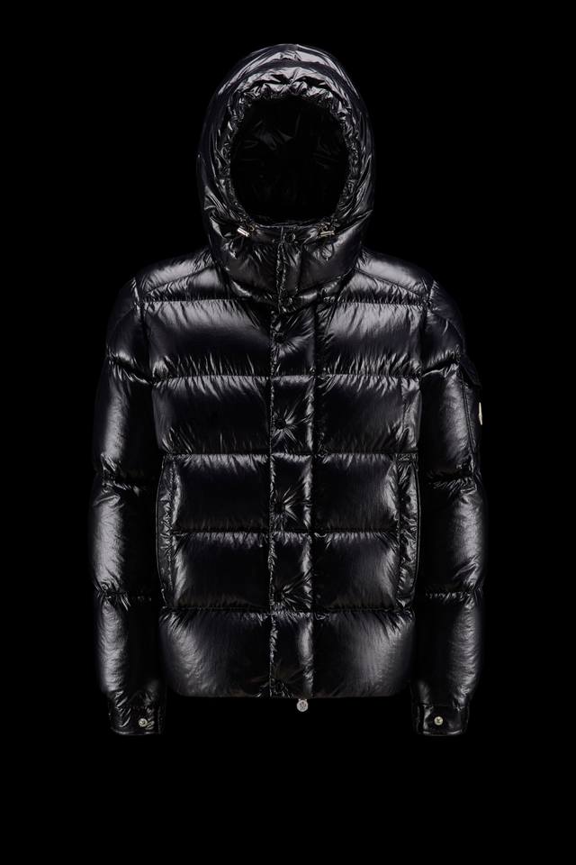 星钻黑色moncler Maya 70短款羽绒夹克 标志性的男士moncler Maya 70羽绒夹克具有高辨识度，专为庆贺品牌70周年而设。 Moncler