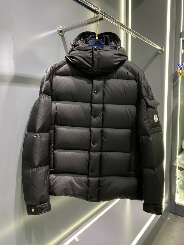 顶级版本！特级羽绒moncler 秋冬新品 Vezere短款男士羽绒服夹克外套 这款vezere男士短款羽绒夹克是基础款保暖单品，彰显moncler的风格特色。