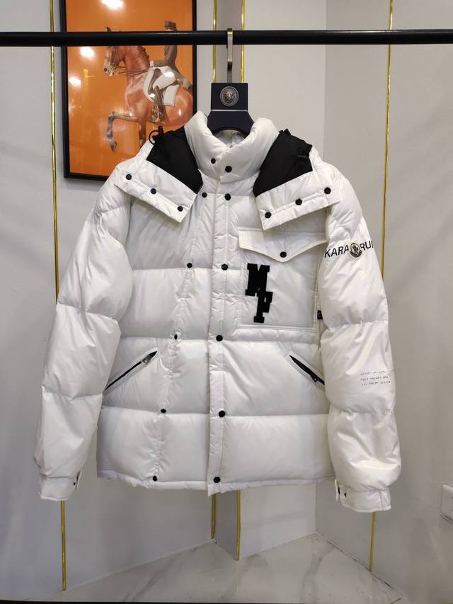 Moncler 蒙口mm 最新款羽绒服，男女同款，订制五金配件全进口原版定制 ，绝对的高品质，采用顶级90白鸭绒，超柔软，充羽量蓬松饱满，超级重工，面料做工杠杠