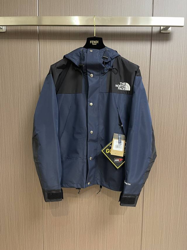 The North Face 1990北面经典户外冲锋衣，防雨挡风拒水可以说是最基本的操作了，采用防水为国际 Iso 标准达到荷叶水珠滚动效果工艺，而且值得注意