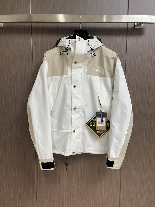 The North Face 1990北面经典户外冲锋衣，防雨挡风拒水可以说是最基本的操作了，采用防水为国际 Iso 标准达到荷叶水珠滚动效果工艺，而且值得注意