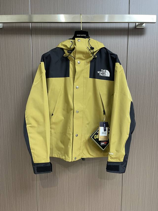 The North Face 1990北面经典户外冲锋衣，防雨挡风拒水可以说是最基本的操作了，采用防水为国际 Iso 标准达到荷叶水珠滚动效果工艺，而且值得注意