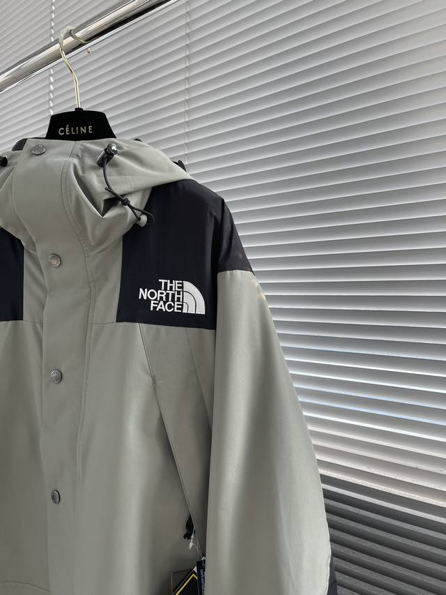 The North Face 1990 北面经典户外冲锋衣 重磅纯原订单，冲锋衣界的颜值天花板！ 防雨挡风拒水可以说是最基本的操作了，采用防水为国际iso标准达