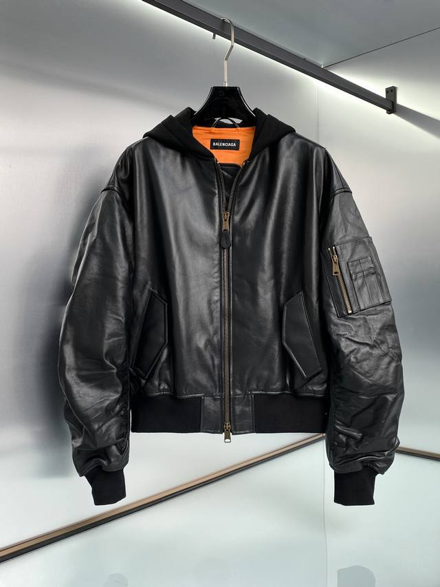 Balenciag Bomber 牛皮 官方最新款 金属锁扣bb阔肩皮衣夹克外套 阔版宽松版型 定制五金拉链 码数：S-3Xl