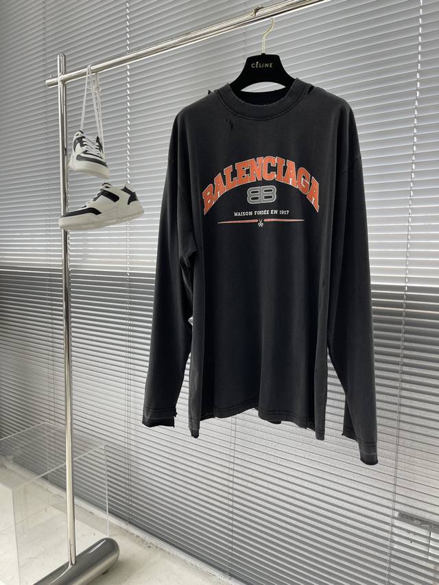 Balenciag Bb剪刀logo印花成衣水洗做旧长袖t恤.砖柜同步.面料采用巴黎zp定织定染全棉双纱紧密棉.克重260克，布面干净.布纹清晰，柔软舒适，螺纹