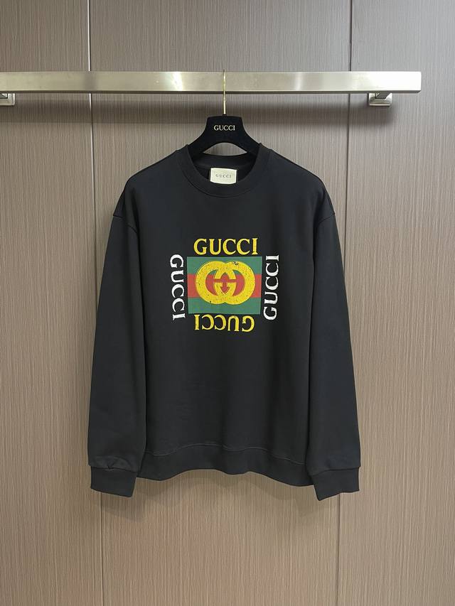 Gucci 经典字母logo彩色双g印花情侣款圆领卫衣，经典黑色卫衣风格 秋冬季必备款，也是四季百搭款！经典款圆领卫衣，胸前双g图案，黑色做旧工艺 集齐了小古家