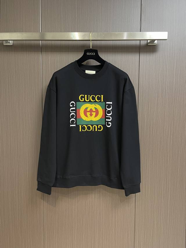 Gucci 经典字母logo彩色双g印花情侣款圆领卫衣，经典黑色卫衣风格 秋冬季必备款，也是四季百搭款！经典款圆领卫衣，胸前双g图案，黑色做旧工艺 集齐了小古家