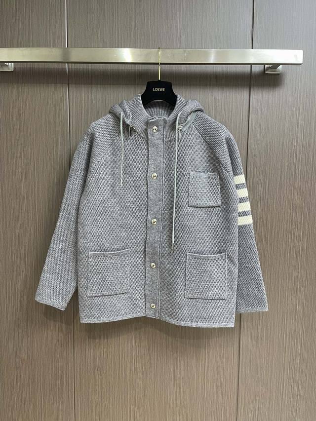 Thom Browne Tb 最新款粗针绵羊绒拉链可拆卸连帽外套，进口357菠萝针机织可拆卸连帽拉链夹克，绵羊绒四道杠纹理细节，定制扣头扣子拉条色织，帽子细节全