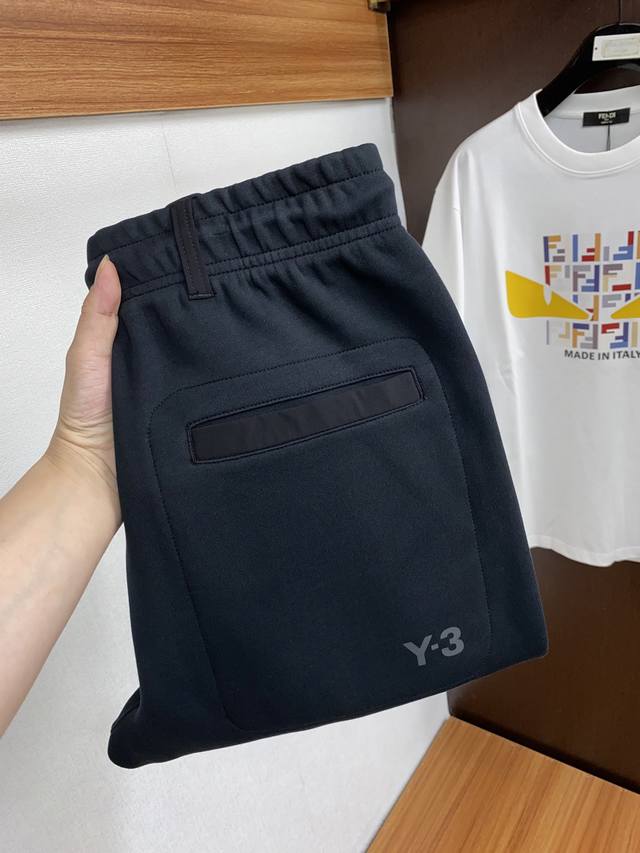 Y-3 新款短时尚休闲裤 品牌经典logo ，舒适度极好，手触感强烈。辨识度极高 定制进口面料 色泽清新 做工精细 上身超赞。码数：S-Xxl 偏大款 最大穿到