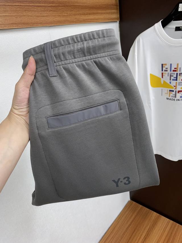 Y-3 新款短时尚休闲裤 品牌经典logo ，舒适度极好，手触感强烈。辨识度极高 定制进口面料 色泽清新 做工精细 上身超赞。码数：S-Xxl 偏大款 最大穿到