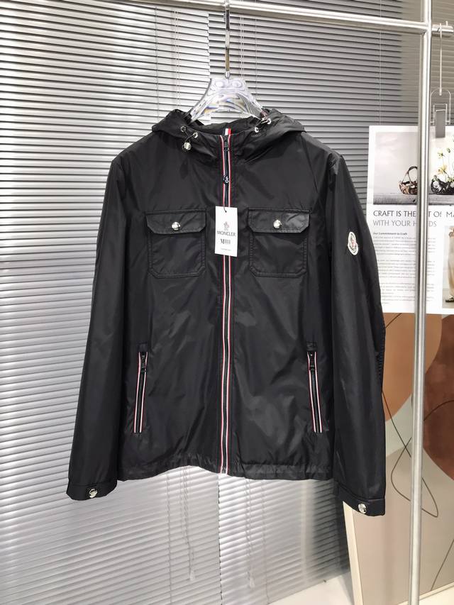 蒙口moncler 2024春夏最新品风衣夹克专柜同步有售，原单狠货，三标齐全休闲时尚夹克外套进口原版科技面料，上身舒适透气，定制原版五金辅料，档次极高，上身帅