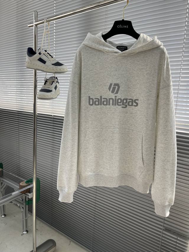 Balenciag 渐变标识连帽卫衣 定织定染400G高克重牛肚纯棉卫衣面料制成，面料手感厚实且有一定的自重感，底部绵密粗犷的毛圈肌理，贴身亲肤保暖性极佳，丝毫