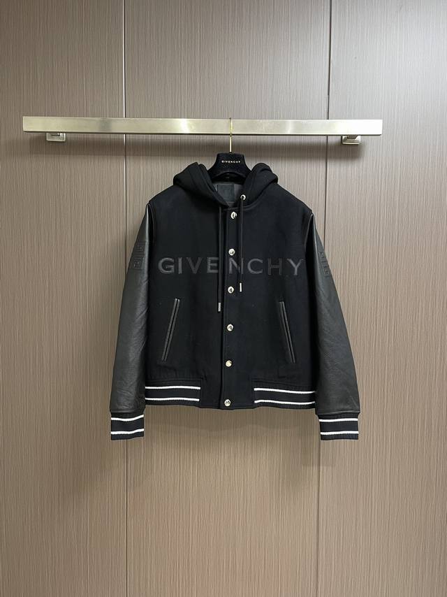 Givenchy 男士皮袖拼羊毛呢连帽棒球服外套，24秋冬超级重工打造的一款棒球服，力量感与中性硬朗在这件单品中融洽，连帽拉链的设计是普通棒球服少见的特点，一般