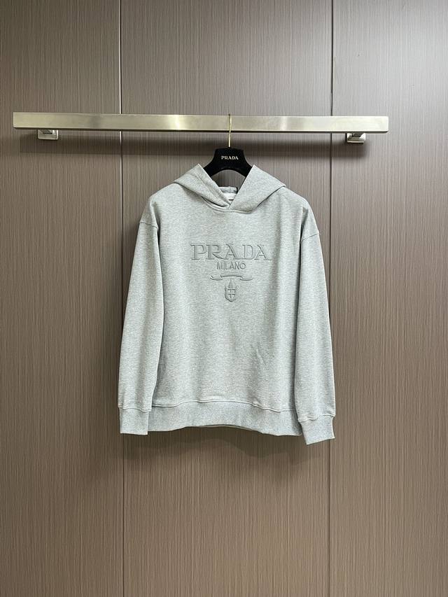 Prada 2024Ss秋冬经典标志刺绣连帽卫衣外套 经典款式 徽章刺绣的设计 我家采用百万级百灵达绣花机刺绣．看细节一针一线精致而立体 彰显品质质感 针织的螺