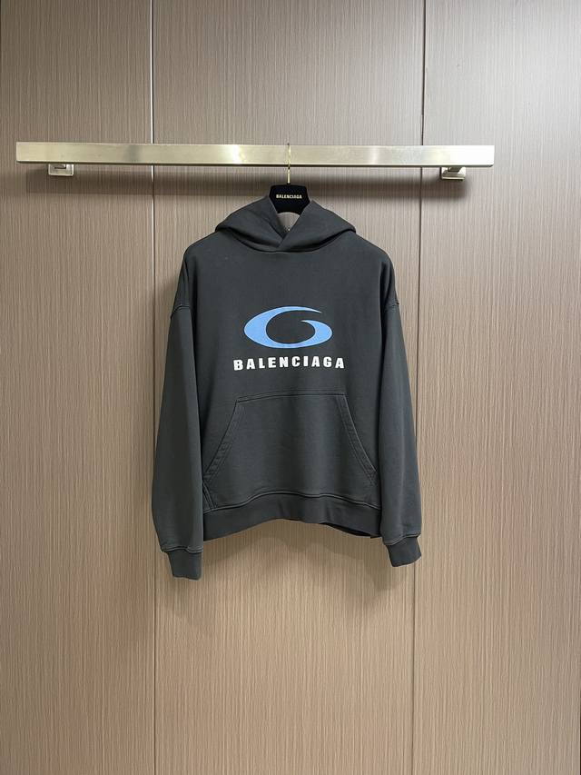 Balenciaga 巴黎世家 Loop Sports印花卫衣，采用420克巴黎灰毛圈以及1*1罗纹340克，正面饰以loop Sports Icon艺术作品印