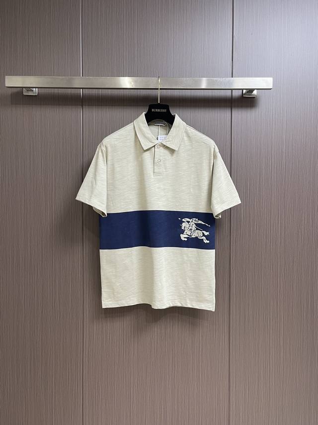 Burberry 2024新款巴宝莉战马撞色短袖衫男女同款polo 衫，选用平织棉质面料打造。融入丝网印花工艺呈现的对比感条纹图案，搭配马术骑士徽标，呈现休闲版