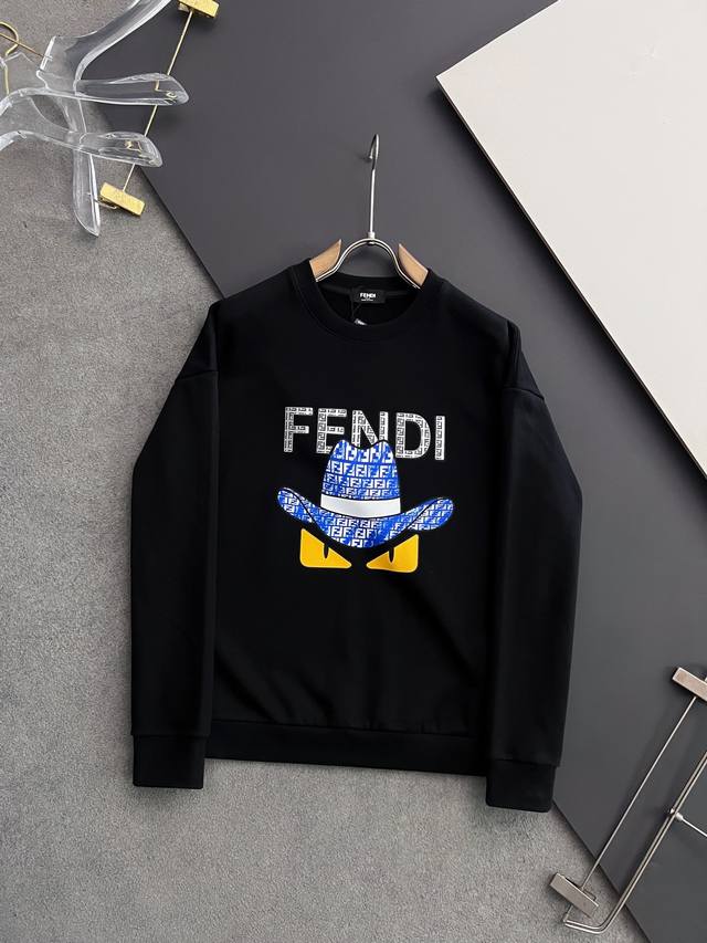 Fend*！最高版｜独家 高端定制。 精美工艺圆领款，独家定制纯棉420克面料升级水洗大毛圈、柔软贴身科技面料，定制原版螺纹，档次极高，工艺精湛，上身帅到爆，尺